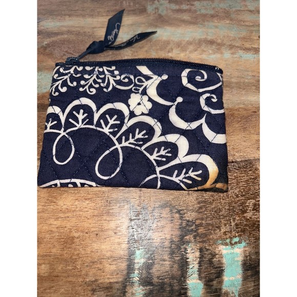 Vera Bradley lot : Wallet, 2 Zip Cases, Wristlet And Tech Case - Picture 7 of 12